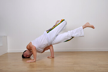 homem em pose de luta  capoeira arte © Alexandre