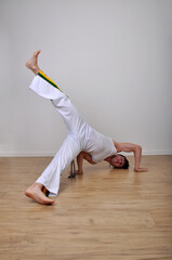 homem em pose de luta capoeira arte