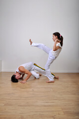 professor e aluna treino capoeira em escola 