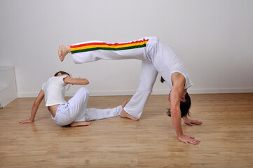 professor e aluna treino capoeira em escola  © Alexandre