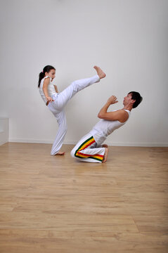professor e aluna treino capoeira em escola 