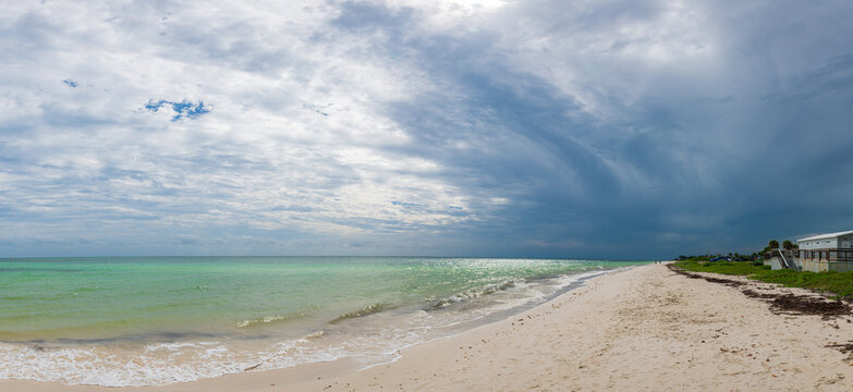 Vue panoramique de la plage de Sandspur sous un ciel nuageux mena&ccedil;ant, Bahia Honda State Park, &icirc;le de Bahia Honda Key, Keys, Floride