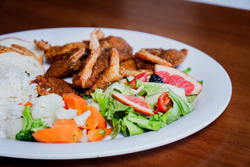 Plato con verduras y camarón