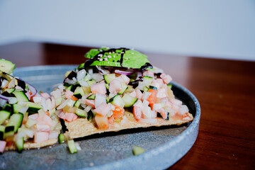 Tostada de ceviche y aguacate