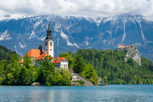 Lake bled pilgrimage church with julian alps mountains