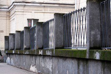 Rustic urban wall with unique railing in a bustling cityscape