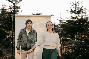 Paar vor einem beigen Studiohintergrund in freier Natur