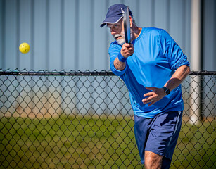 Pickleball player witt eyes on the ball during tournament1