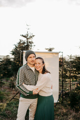 Paar vor einem beigen Studiohintergrund in freier Natur