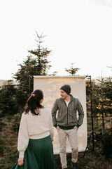 Paar vor einem beigen Studiohintergrund in freier Natur