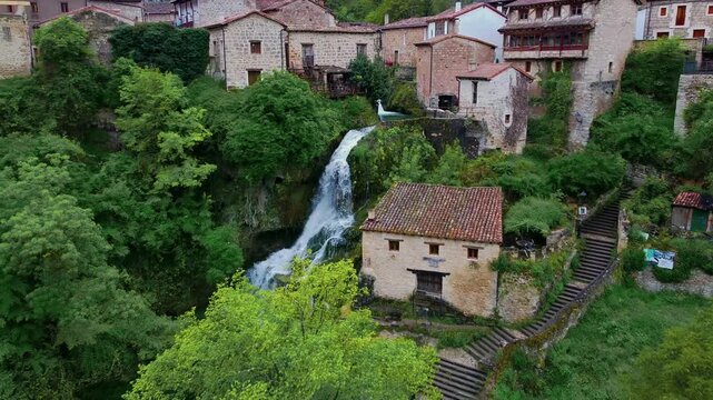 A&eacute;rea de cascada junto a antiguas casas de piedra