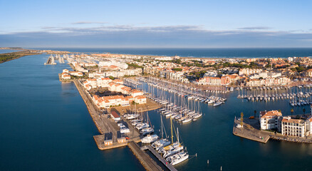 Fototapeta premium Port Leucate vu du ciel (11370) dans l'Aude en Occitanie