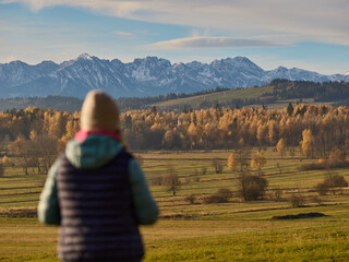 Kobieta / dziewczyna spogląda na panoramę Tatr. Pieniny widok na Tatry. © filozofgrecki