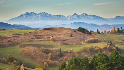 Pieniny Spiskie / Spisz widok na panoramę Tatr.  Hobbicki krajobraz. © filozofgrecki