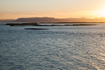 Obraz premium Rocky coast in Iceland at midnight in summer