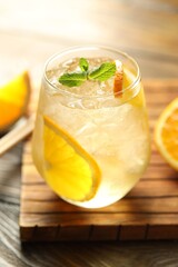 Fototapeta premium Refreshing spritzer cocktail with mint on wooden table, closeup