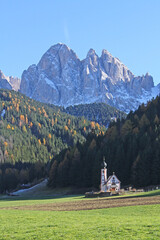 la chiesetta di San Giovanni in Ranui e il Sass Rigais; Val di Funes, Alto Adige