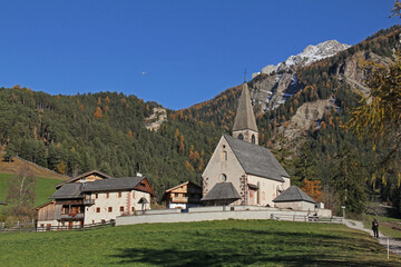 la chiesa e la frazione di Santa Maddalena in Val di Funes; Alto Adige