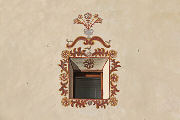 finestrella decorata della canonica di Santa Maddalena in Val di Funes; Alto Adige