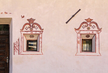 finestrelle decorate della canonica di Santa Maddalena in Val di Funes; Alto Adige