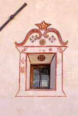 finestrella decorata della canonica di Santa Maddalena in Val di Funes; Alto Adige