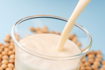 大豆由来の豆乳をグラスに注ぎ入れる健康的な食生活