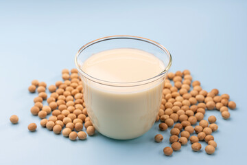 ライトブルーの背景に健康的な食生活に適した大豆由来の豆乳