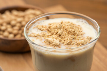 大豆由来の豆乳にきな粉を合わせた健康的な飲み物