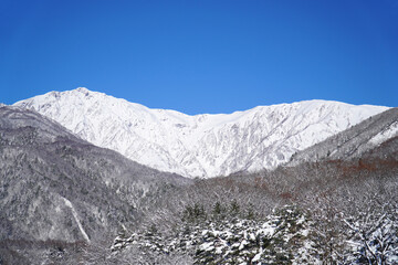雪景色の白馬村　白馬大橋から眺めた北アルプス