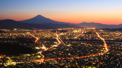 静岡市の街並みと富士山