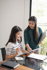 Obraz premium Asian Business woman Meeting Design Ideas professional investor working new start up project. businesswoman working together meeting concept