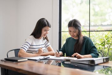 Obraz premium Asian Business woman Meeting Design Ideas professional investor working new start up project. businesswoman working together meeting concept