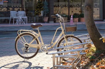 자전거가 있는 카페 거리의 풍경