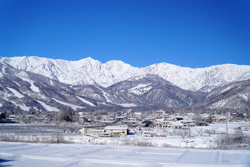 雪景色の白馬村と北アルプス