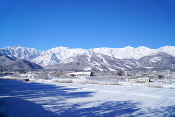 雪景色の白馬村と北アルプス