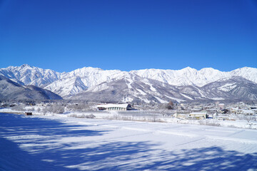 雪景色の白馬村と北アルプス