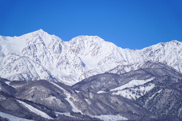 雪景色の白馬村と北アルプス