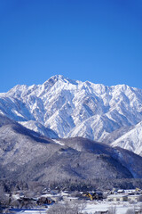 雪景色の白馬村と北アルプス