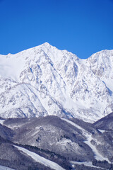 雪景色の白馬村と北アルプス