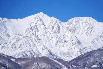 雪景色の白馬村と北アルプス