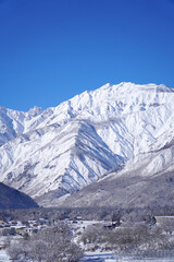 雪景色の白馬村と北アルプス