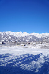 雪景色の白馬村と北アルプス