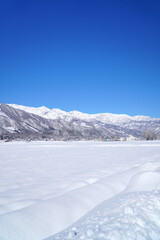 雪景色の白馬村と北アルプス