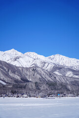 雪景色の白馬村と北アルプス