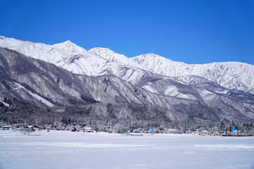 雪景色の白馬村と北アルプス