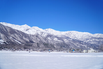 雪景色の白馬村と北アルプス
