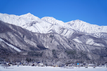 雪景色の白馬村と北アルプス