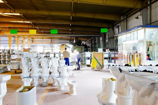 Workers are working in the ceramic bathroom production workshop.