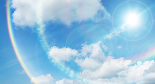 夏の晴天、青空に流れる積乱雲ふわふわの入道雲とギラギラ輝く太陽とレンズフレアとゴーストの背景壁紙　夏・夏休み・行楽・バカンス・アウトドア・キャンプ・天気・台風一過・季節