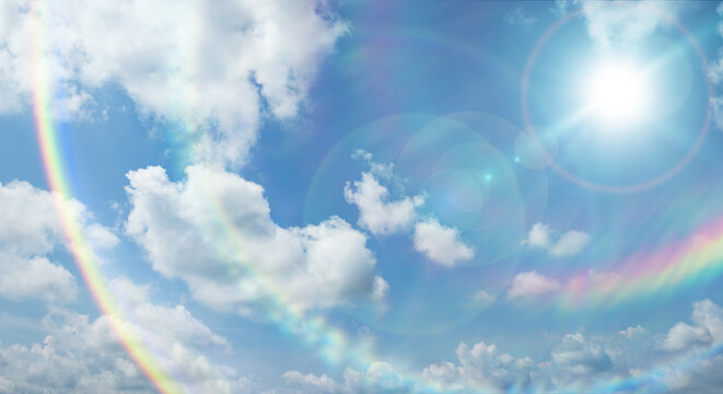 夏の晴天、青空に流れる積乱雲ふわふわの入道雲とギラギラ輝く太陽とレンズフレアとゴーストの背景壁紙　夏・夏休み・行楽・バカンス・アウトドア・キャンプ・天気・台風一過・季節